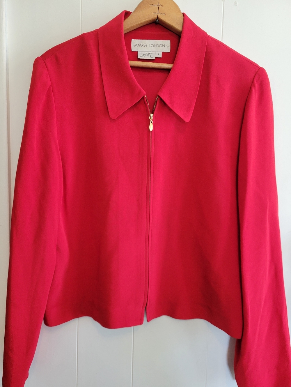 Vintage maggy london 100% silk red Cropped blazer Size 8 Gold Hardware
